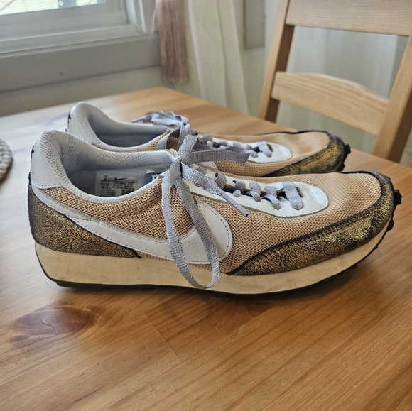 Nike Womens Daybreak 'Golden Gals' Size 8 - Picture 4 of 11